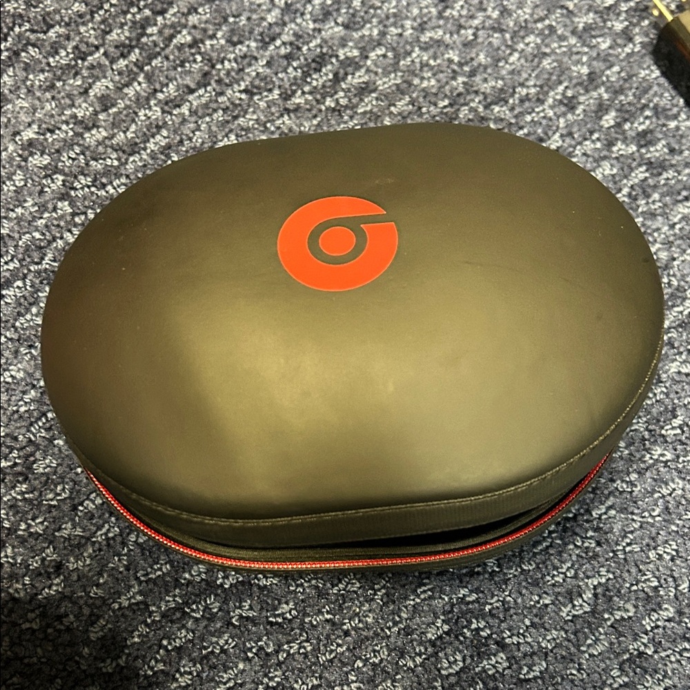 Beats by Dre Black Over-Ear Headphones wireless connectivity - Picture 2 of 3